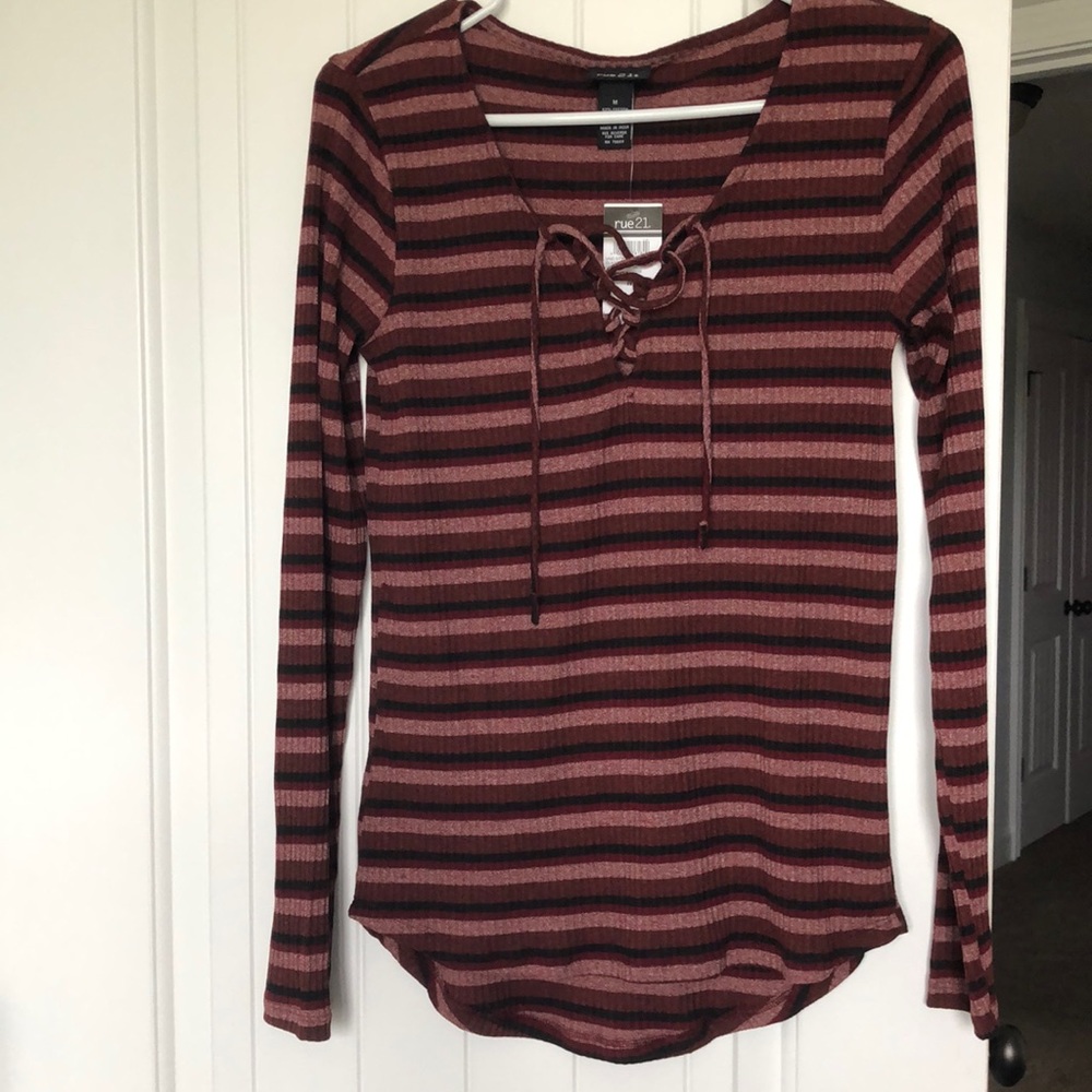 Rue 21 Top Women's Size Medium Red Black Striped‎ Long Sleeve Tie Neck NWT
